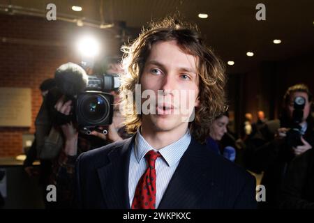 YouTuber Acid (Nathan Vandergunst) nella foto durante la sessione del verdetto nel processo contro YouTuber Acid davanti al tribunale penale di Bruges, a Bruges giovedì 22 febbraio 2024. Vandergunst (24) di Blankenberge è stato convocato direttamente da un ex membro dell'associazione studentesca Reuzegom dopo un video controverso. L'acido deve rispondere, tra le altre cose, di molestie e calunnie. Questa vicenda è iniziata quando il noto YouTuber ha pubblicato un video sul processo e la condanna per la morte di Sanda dia durante un battesimo del club studentesco Reuzegom. L'acido ha menzionato diversi Reuzegommers per nome Foto Stock