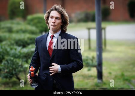 YouTuber Acid (Nathan Vandergunst) nella foto durante la sessione del verdetto nel processo contro YouTuber Acid davanti al tribunale penale di Bruges, a Bruges giovedì 22 febbraio 2024. Vandergunst (24) di Blankenberge è stato convocato direttamente da un ex membro dell'associazione studentesca Reuzegom dopo un video controverso. L'acido deve rispondere, tra le altre cose, di molestie e calunnie. Questa vicenda è iniziata quando il noto YouTuber ha pubblicato un video sul processo e la condanna per la morte di Sanda dia durante un battesimo del club studentesco Reuzegom. L'acido ha menzionato diversi Reuzegommers per nome Foto Stock