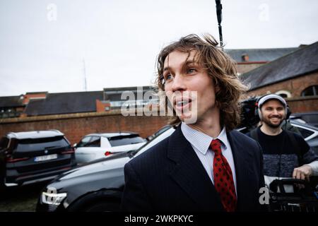 YouTuber Acid (Nathan Vandergunst) nella foto durante la sessione del verdetto nel processo contro YouTuber Acid davanti al tribunale penale di Bruges, a Bruges giovedì 22 febbraio 2024. Vandergunst (24) di Blankenberge è stato convocato direttamente da un ex membro dell'associazione studentesca Reuzegom dopo un video controverso. L'acido deve rispondere, tra le altre cose, di molestie e calunnie. Questa vicenda è iniziata quando il noto YouTuber ha pubblicato un video sul processo e la condanna per la morte di Sanda dia durante un battesimo del club studentesco Reuzegom. L'acido ha menzionato diversi Reuzegommers per nome Foto Stock