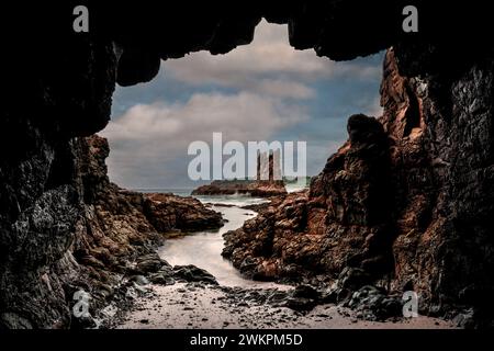 Ammira la famosa Cathedral Rock da una grotta costiera. Foto Stock