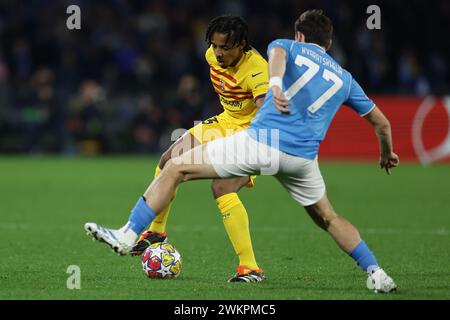 Napoli, Italia. 21 febbraio 2024. Il difensore francese del Barcellona Jules Kounde sfida per il pallone con la SSC Napoliâ&#x80;&#x99;l'attaccante Khvicha Kvaratskhelia durante la partita del 16° turno della UEFA Champions League tra Napoli e Barcellona allo stadio Diego Armando Maradona di Napoli, Italia meridionale, il 21 febbraio 2024. Credito: Agenzia fotografica indipendente/Alamy Live News Foto Stock