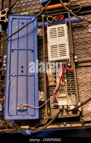 retro di un pannello di controllo elettronico video wall, con la scheda madre , i collegamenti e il coperchio rigido Foto Stock