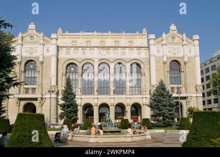 Fontana a Roosevelt terrazza e le pesti Vigado Pest Concert Hall , Vigado Ter, Budapest, Ungheria Foto Stock