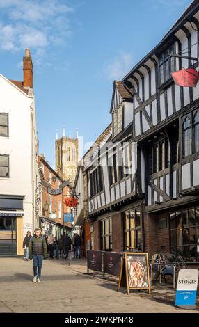 Vista della torre centrale della cattedrale di Lincoln attraverso lo stretto, Lincoln City, Lincolnshire, Inghilterra, Regno Unito Foto Stock