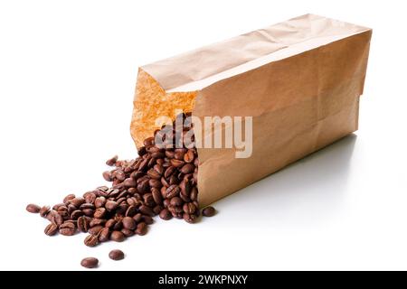 chicchi di caffè tostati versati davanti a una confezione usa e getta marrone realizzata in carta kraft su sfondo bianco. mockup riciclabile e sostenibile c Foto Stock