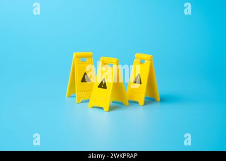 Avvertenze di pericolo. Identificare pericoli e minacce. Sull'approccio a una sfida difficile. Affrontare i problemi. Risolvete il problema con la conoscenza di TH Foto Stock