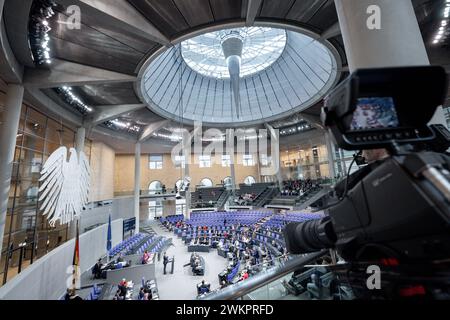 Deutscher Bundestag, 154. Plenarsitzung Symbolbild Plenarsaal bei der 154. Sitzung des Deutschen Bundestag a Berlino Berlino Berlino Germania Germania *** Bundestag tedesco, 154a sessione plenaria immagine simbolica della camera plenaria alla 154a sessione del Bundestag tedesco a Berlino Germania Foto Stock