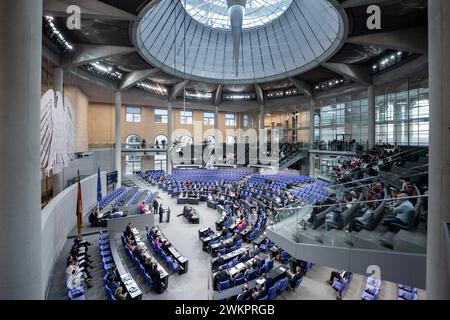 Deutscher Bundestag, 154. Plenarsitzung Symbolbild Plenarsaal bei der 154. Sitzung des Deutschen Bundestag a Berlino Berlino Berlino Germania Germania *** Bundestag tedesco, 154a sessione plenaria immagine simbolica della camera plenaria alla 154a sessione del Bundestag tedesco a Berlino Germania Foto Stock