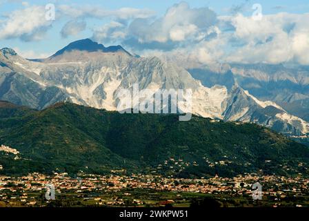 Pozzi in marmo di Carrara nella catena montuosa delle Alpi Apuane, Toscana, Italia Foto Stock