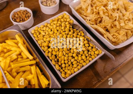 Primo piano di spuntini assortiti serviti su piatti per un banchetto Foto Stock