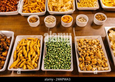 Primo piano di spuntini assortiti serviti su piatti per un banchetto Foto Stock