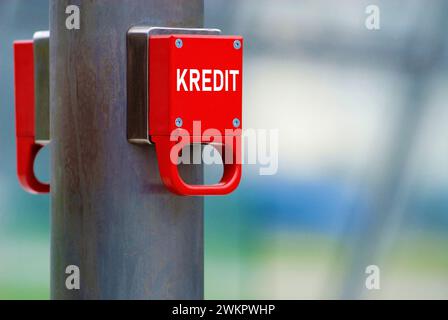 Freno di emergenza rosso contrassegnato con la parola tedesca Kredit per credito Foto Stock