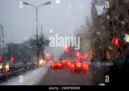 Scarsa visibilità attraverso il parabrezza in caso di pioggia e neve, Monaco, Baviera, Germania, Europa Foto Stock