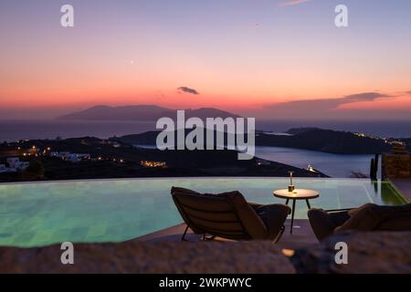 IOS, Grecia - 17 settembre 2023: Vista di un'atmosfera rilassante di fronte ad una piscina presso un lounge bar e di uno spettacolare tramonto a iOS Grecia Foto Stock