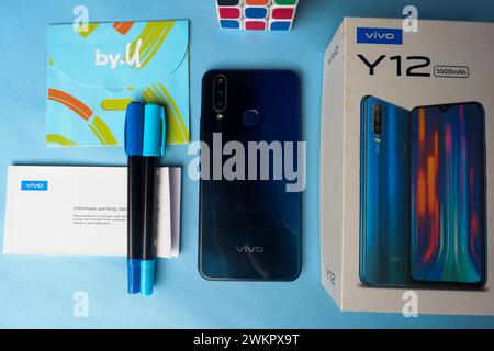 3 agosto 2020, foto di uno smartphone con scatola di cartone e scheda cellulare, Indonesia Foto Stock