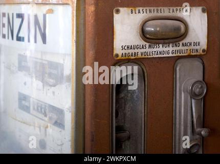 Vecchia pompa di petrolio tedesca arrugginita, iscrizione in tedesco, Benzin, Blasenfrei zapfen, Monaco di Baviera, Baviera, Germania Foto Stock