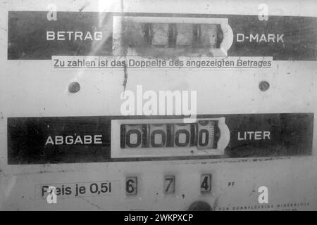Il contatore di una vecchia pompa di benzina tedesca mostra segni tedeschi e pfennig Foto Stock