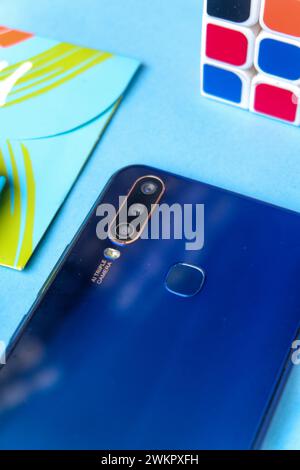 3 agosto 2020, foto di uno smartphone con scatola di cartone e scheda cellulare, Indonesia Foto Stock