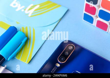 3 agosto 2020, foto di uno smartphone con scatola di cartone e scheda cellulare, Indonesia Foto Stock