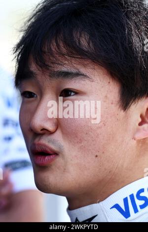 Sakhir, Bahrein. 22 febbraio 2024. Yuki Tsunoda (JPN) camera e colazione Formula 1 Testing, giorno due, giovedì 22 febbraio 2024. Sakhir, Bahrein. Crediti: James Moy/Alamy Live News Foto Stock