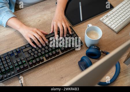 L'immagine sopra mostra una donna che è attivamente impegnata in lavori di editing video Foto Stock