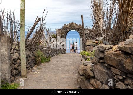 SAO JORGE, PORTOGALLO - 21 AGOSTO 2021: Questi sono i resti di una ex fabbrica di zucchero sul bordo settentrionale dell'isola. Foto Stock