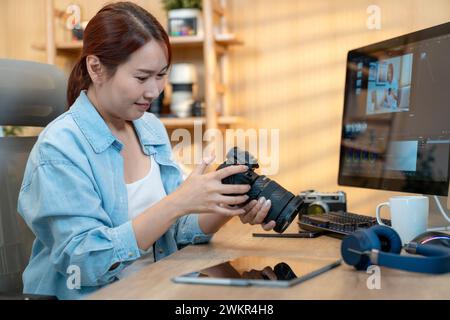 Giovane donna che si sveglia con un editor video in studio Foto Stock