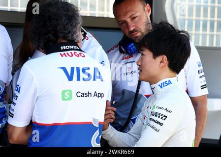 Sakhir, Bahrein. 22 febbraio 2024. Yuki Tsunoda (JPN) camera e colazione Formula 1 Testing, giorno due, giovedì 22 febbraio 2024. Sakhir, Bahrein. Crediti: James Moy/Alamy Live News Foto Stock