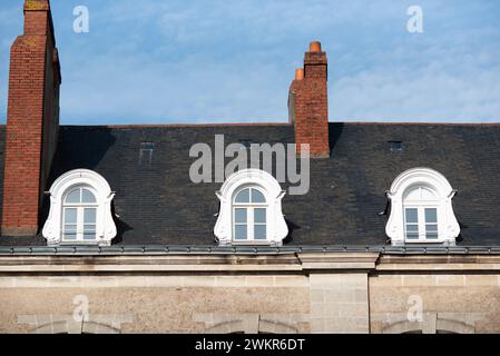 Architettura francese, finestre e facciate tipiche degli edifici francesi. Foto Stock