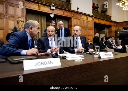 L'AIA - Ahmad Ziadat, ministro della giustizia della Giordania (m) e Ayman Safadi (r), vice primo ministro e ministro degli affari esteri della Giordania nel corso di un'audizione presso la Corte internazionale di giustizia (ICJ) sulle conseguenze giuridiche dell'occupazione israeliana dei territori palestinesi. Diversi paesi hanno voce in capitolo durante le audizioni. ANP ROBIN VAN LONKHUIJSEN netherlands Out - belgio Out Foto Stock