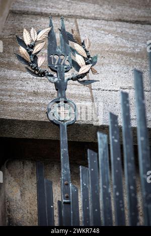 Ornamento con corona d'alloro e cattedrale con l'anno 1996 sulla recinzione sulla facciata sud della cattedrale, Roncalliplatz, Colonia, Germania. La c Foto Stock