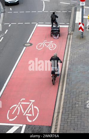 Pista ciclabile ampliata in via Domhof vicino alla cattedrale di Colonia, Germania. Verbreiterter Radweg auf der Strasse am Domhof nahe Dom, Koeln, Deut Foto Stock