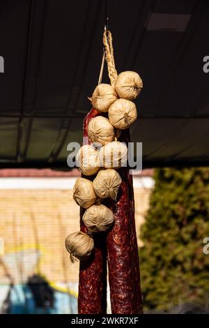Le salsicce essiccate prodotte e affumicate tradizionalmente dai serbi in un mercato agricolo nel villaggio di Kacarevo, il festival della bacon gastronomica e dei prodotti a base di carne secca si tiene ogni anno Foto Stock