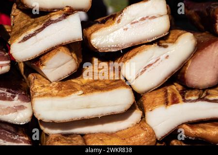 Pancetta esposta e carne secca prodotti domestici presentati per la vendita sul mercato agricolo del villaggio di Kacarevo, bacon gastro e festival dei prodotti a base di carne secca Foto Stock