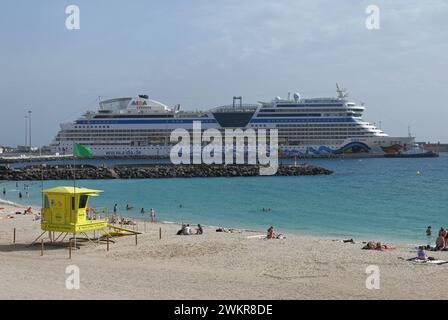 AIDA stella - Kreuzfahrtschiff nahe dem Badestrand Playa de los Pozos a Puerto del Rosario, der Hauptstadt von Fuerteventura, Kanarische Inseln, Spanien. Die AIDAstella ist ein Kreuzfahrtschiff der britisch-amerikanischen Carnival Corporation e plc. DAS Schiff wurde als letztes Schiff der modifizierten Sphinx-Klasse auf der Meyer-Werft a Papenburg gebaut *** nave da crociera AIDA stella vicino alla spiaggia Playa de los Pozos a Puerto del Rosario, capitale di Fuerteventura, Isole Canarie, Spagna la AIDAstella è una nave da crociera della British-American Carnival Corporation e plc la nave era buil Foto Stock