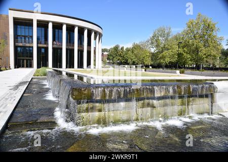 Cascata all'esterno del Tennessee State Museum, Nashville, Tennessee, Stati Uniti. Cielo blu e alberi. Foto Stock