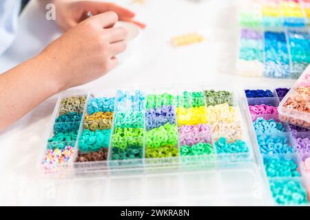 Set di perle di argilla colorate per creare braccialetti creativi per bambini Foto Stock