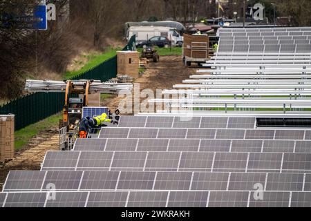 Bau eines Solarparks in Neukirchen-Vluyn, auf 4,2 Hektar werden über 10,000 Solarmodule verbaut, die dann 6 mio Kilowattstunden erzeugen sollen, jährlich , NRW, Deutschland, Solarpark *** costruzione di un parco solare a Neukirchen Vluyn, saranno installati oltre 10.000 moduli solari su 4,2 ettari, che genereranno quindi 6 milioni di kilowattora all'anno, NRW, Germania, parco solare Foto Stock