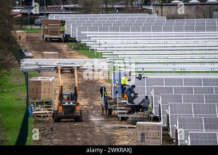 Bau eines Solarparks in Neukirchen-Vluyn, auf 4,2 Hektar werden über 10,000 Solarmodule verbaut, die dann 6 mio Kilowattstunden erzeugen sollen, jährlich , NRW, Deutschland, Solarpark *** costruzione di un parco solare a Neukirchen Vluyn, saranno installati oltre 10.000 moduli solari su 4,2 ettari, che genereranno quindi 6 milioni di kilowattora all'anno, NRW, Germania, parco solare Foto Stock