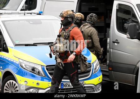 Wuppertal, Germania. 22 febbraio 2024. Gli ufficiali di una task force speciale (SEK) sono schierati in tutta l'attrezzatura in una scuola. Diversi alunni sono stati feriti in una scuola di Wuppertal. Un sospetto è stato arrestato, ha detto un portavoce della polizia a Düsseldorf. La polizia era sul posto con un gran numero di agenti. Crediti: Christoph Reichwein/dpa/Alamy Live News Foto Stock