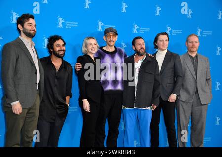 Michael Parets, Kunal Nayyar, Carey Mulligan, Johan Renck, Adam Sandler, Paul Dano e Max Richter beim Photocall zum Kinofilm 'Spaceman' auf der Berlinale 2024 / 74. Internationale Filmfestspiele Berlin im Hotel Grand Hyatt. Berlino, 21.02.2024 Foto Stock