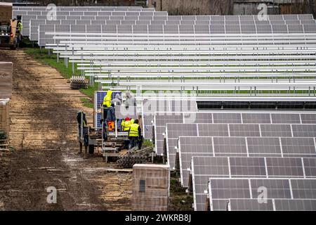 Bau eines Solarparks in Neukirchen-Vluyn, auf 4,2 Hektar werden über 10,000 Solarmodule verbaut, die dann 6 mio Kilowattstunden erzeugen sollen, jährlich , NRW, Deutschland, Solarpark *** costruzione di un parco solare a Neukirchen Vluyn, saranno installati oltre 10.000 moduli solari su 4,2 ettari, che genereranno quindi 6 milioni di kilowattora all'anno, NRW, Germania, parco solare Foto Stock