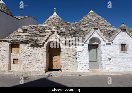 ALBEROBELLO, ITALIA , 11 LUGLIO 2022 - i Trulli di Alberobello, le tipiche case calcaree della provincia di Bari, Puglia, Italia Foto Stock