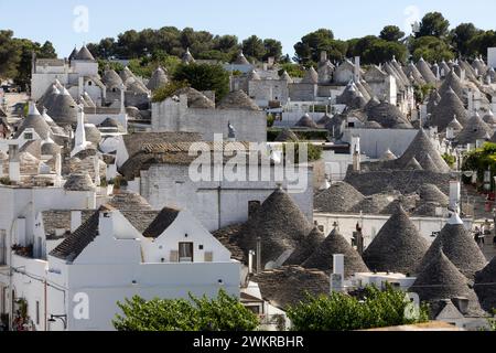 ALBEROBELLO, ITALIA, 11 LUGLIO 2022 - Vista del paese di Alberobello, provincia di Bari, Puglia, Italia Foto Stock