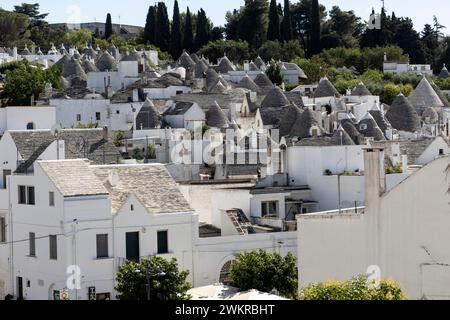 ALBEROBELLO, ITALIA , 11 LUGLIO 2022 - i Trulli di Alberobello, le tipiche case calcaree della provincia di Bari, Puglia, Italia Foto Stock