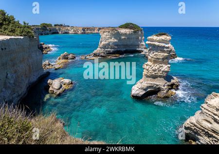 Le scogliere e i faraglioni di Sant'Andrea a Melendugno, regione Salento, provincia di Lecce, Puglia, Italia Foto Stock