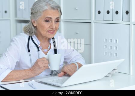Ritratto di una donna anziana che beve tè Foto Stock