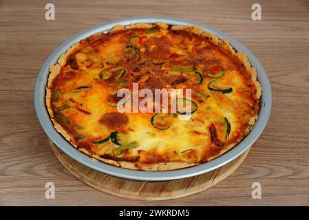 Torta di zucchine ricoperta di formaggio e fette di pomodoro Foto Stock