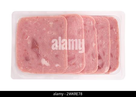 fette di salsiccia di prosciutto di maiale in confezione di plastica isolata su sfondo bianco con percorso di ritaglio, vista dall'alto Foto Stock