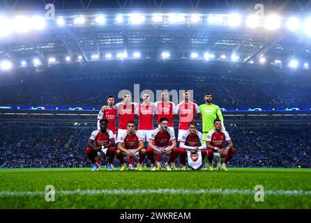 Gabriel Martinelli dell'Arsenal, Kai Havertz, Jakub Kiwior, Gabriel, William Saliba, David Raya, Bukayo Saka, Leandro Trossard, Declan Rice, Martin Odegaard e Ben White si mettono in posa per una foto sul campo in vista della partita di UEFA Champions League all'Estadio do Dragao di Porto, Portogallo. Data foto: Mercoledì 21 febbraio 2024. Foto Stock